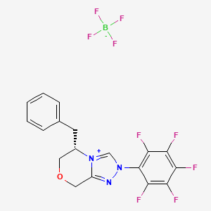 (5S)-5,6-二氢-2-(2,3,4,5,6-五氟苯基)-5-(苯基甲基)-8H-1,2,4-三唑并[3,4-c][1,4]噁嗪四氟硼酸盐